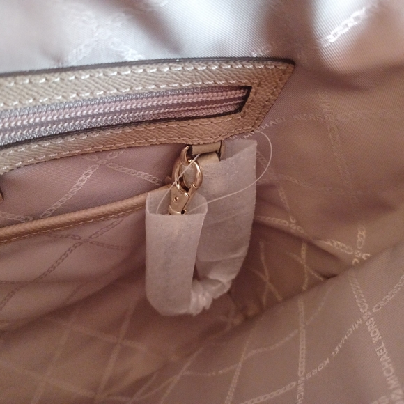 🤩👜Michael Kors EW Voyager Tote👜🤩 - Picture 12 of 16